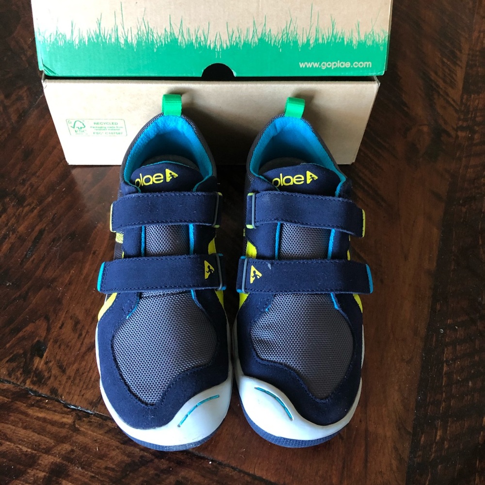 Brand new in box boys plae tennis shoes size 3